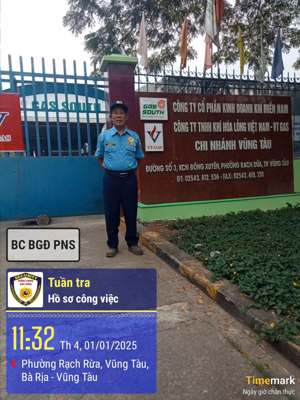 Bảo vệ cổng chính và các cổng phụ.