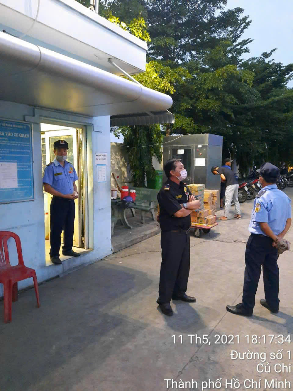 Kiểm soát cổng ra vào.