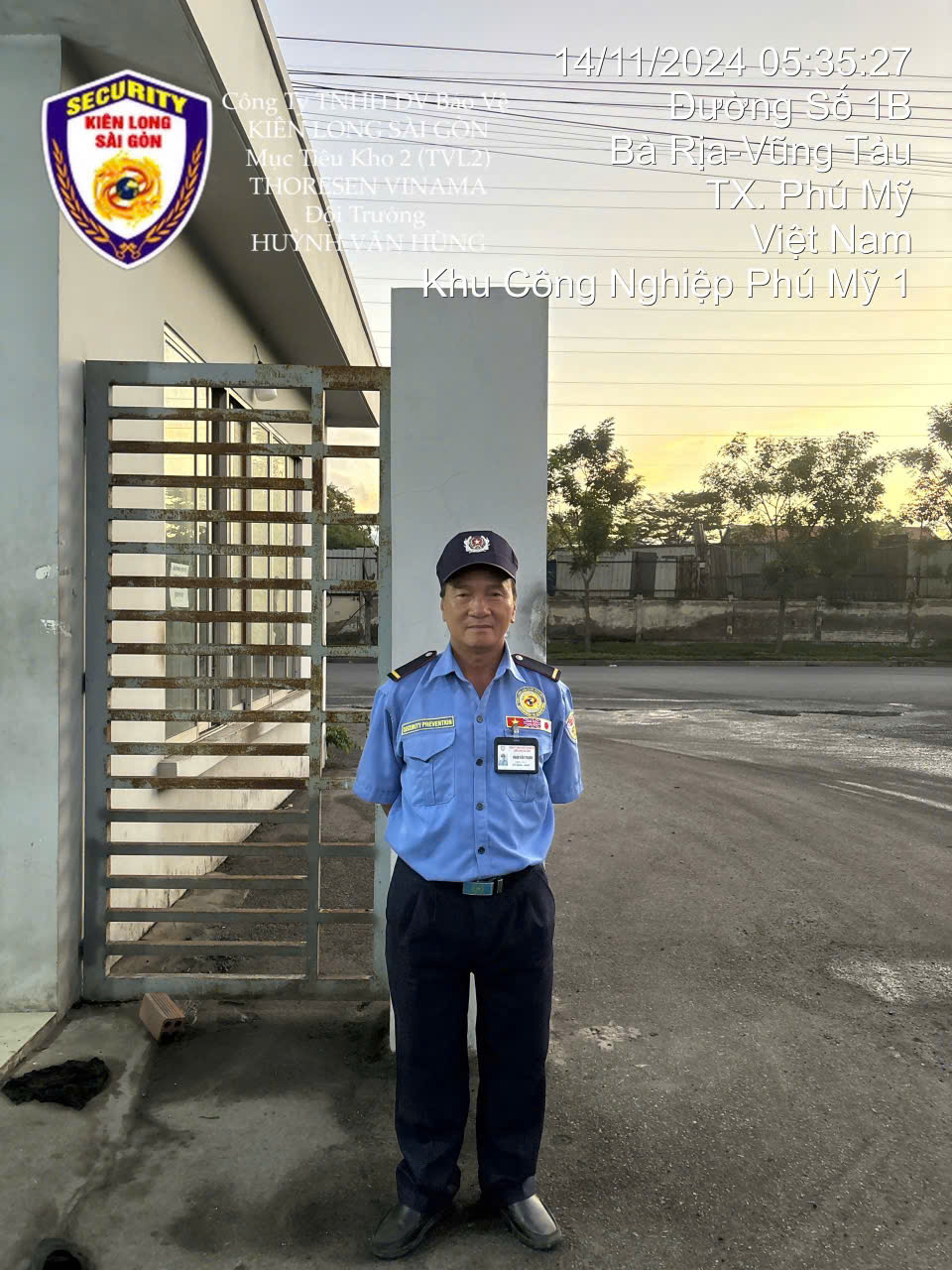Bảo vệ cổng chính.
