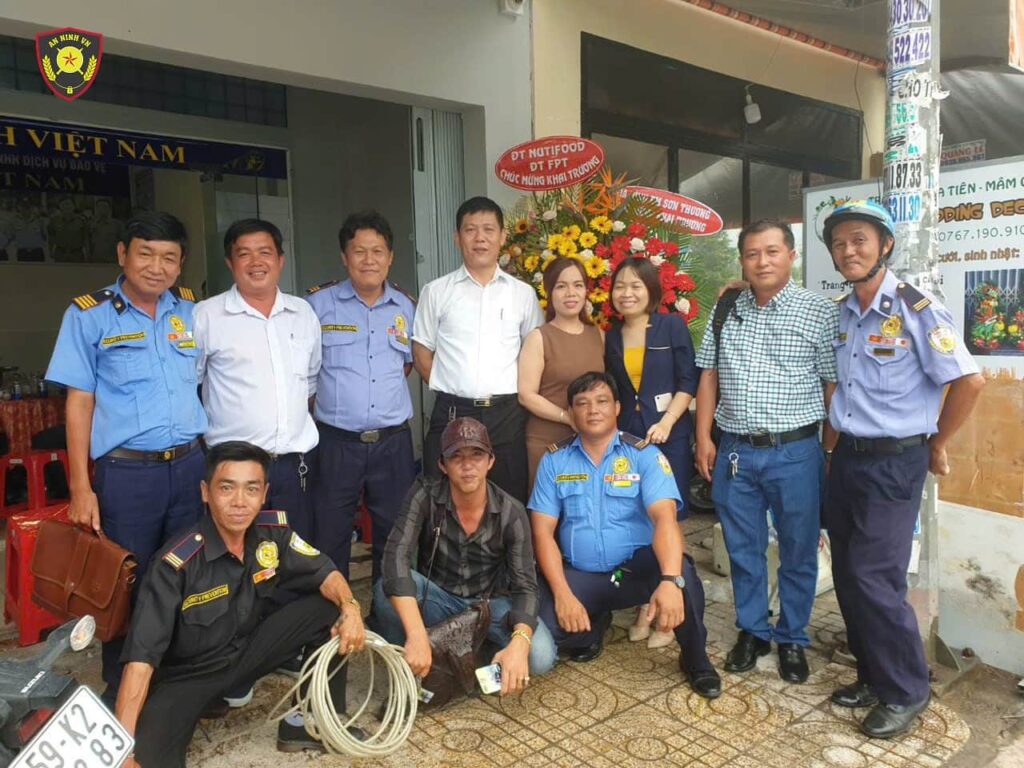 Đội bảo vệ hội ý trước khi làm nhiệm vụ